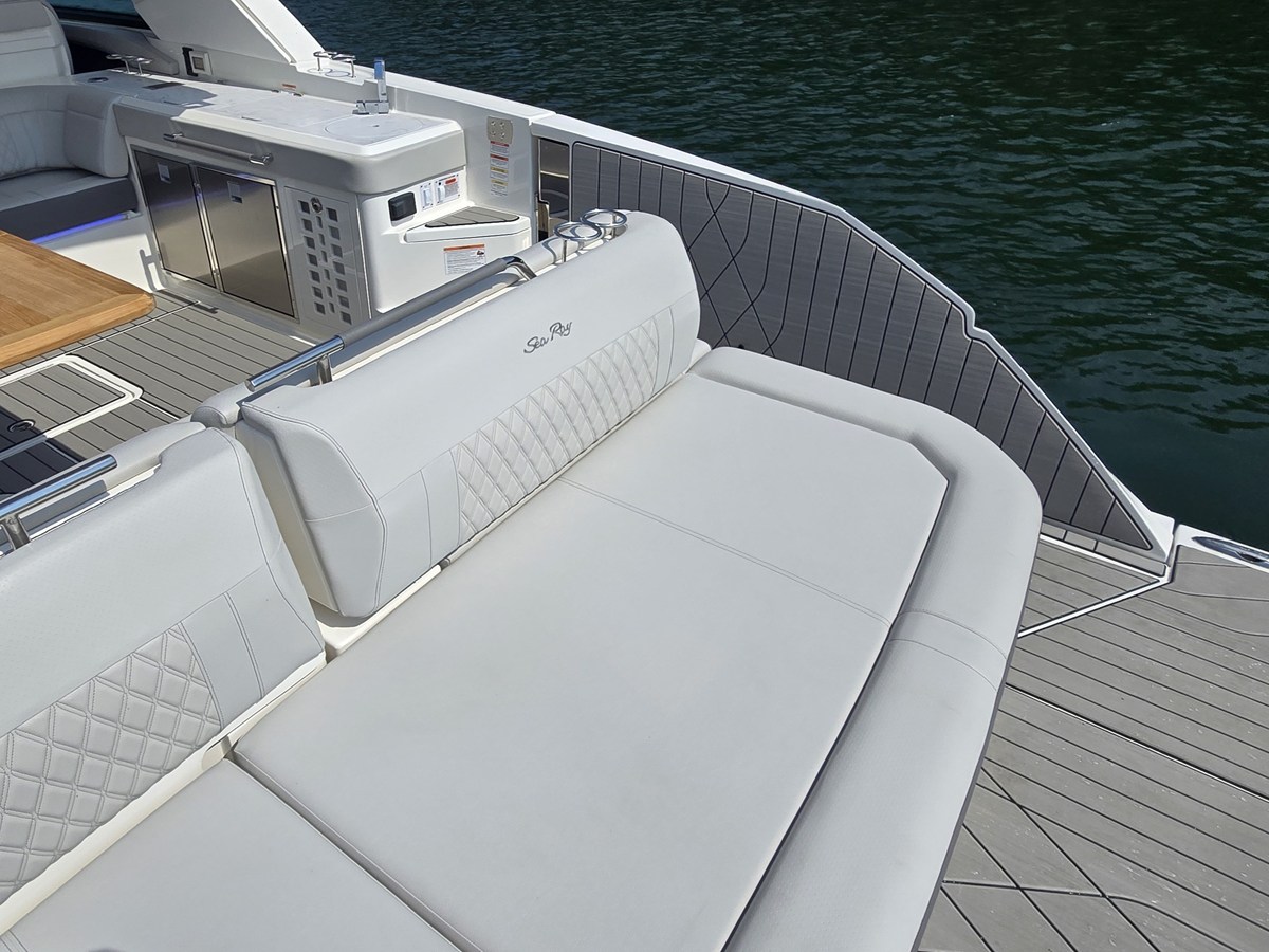 2027 Sea Ray SLX 400 12