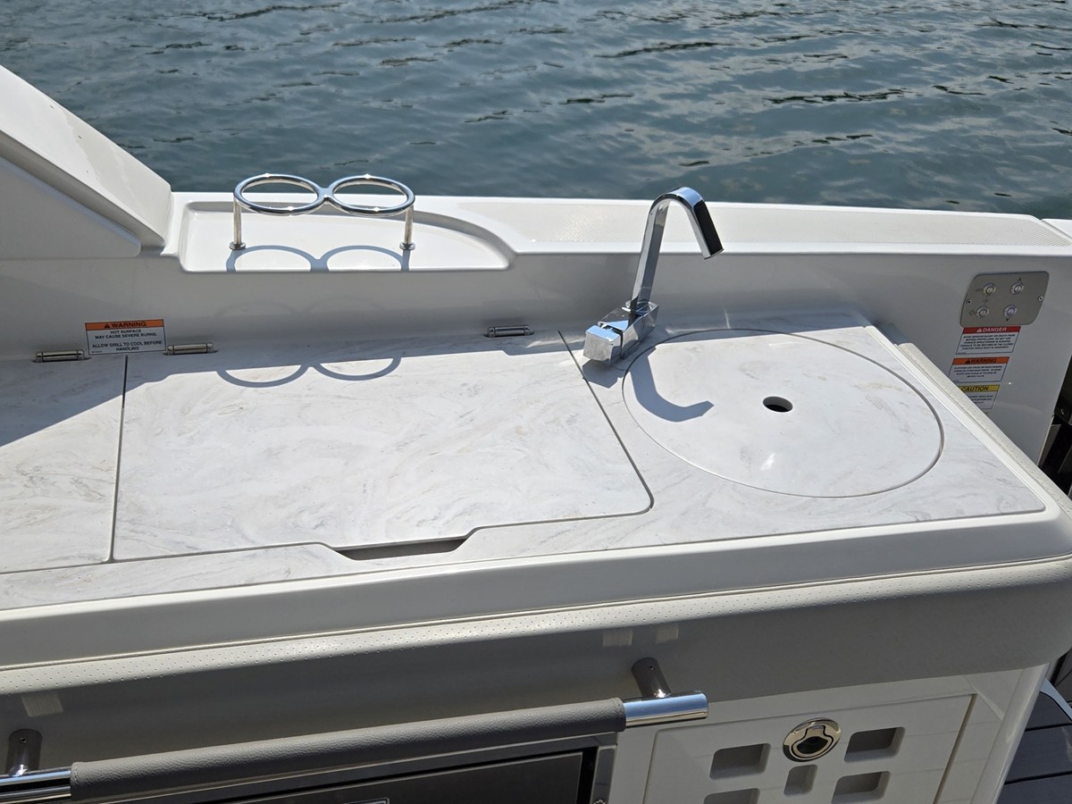 2027 Sea Ray SLX 400 19