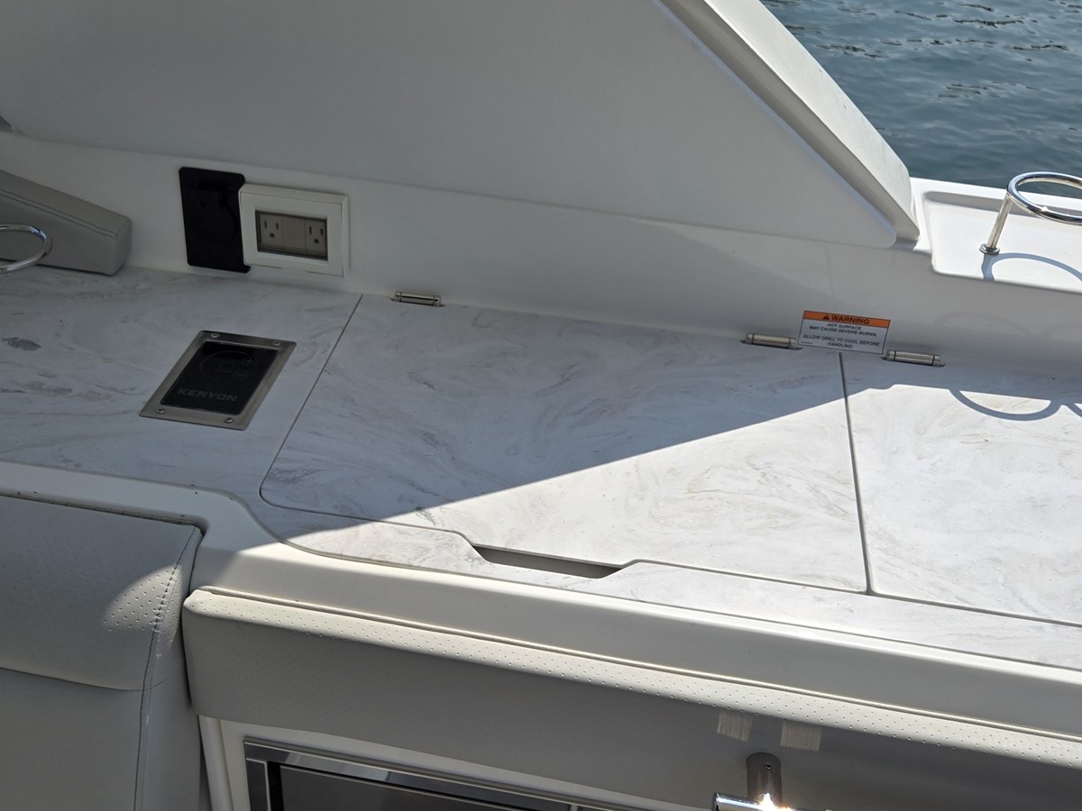 2027 Sea Ray SLX 400 20