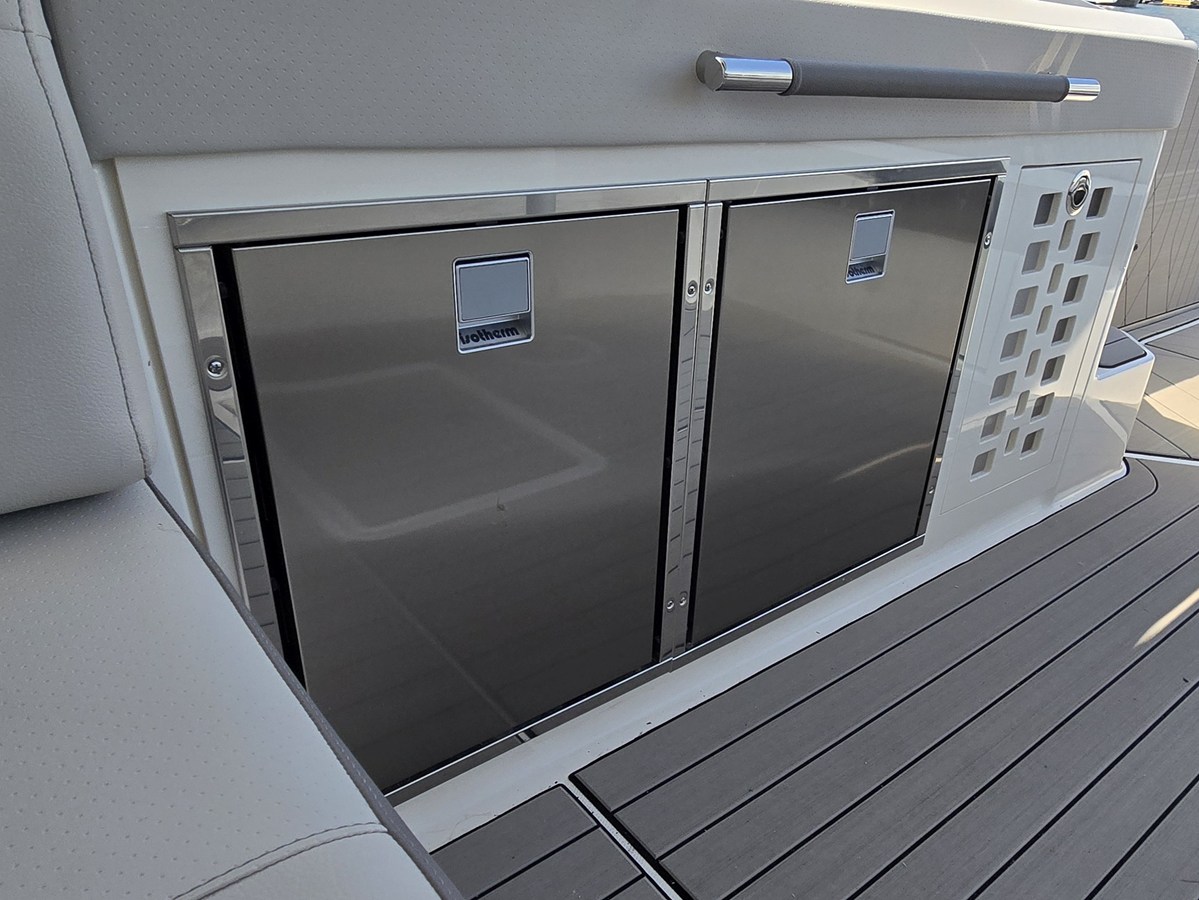 2027 Sea Ray SLX 400 24