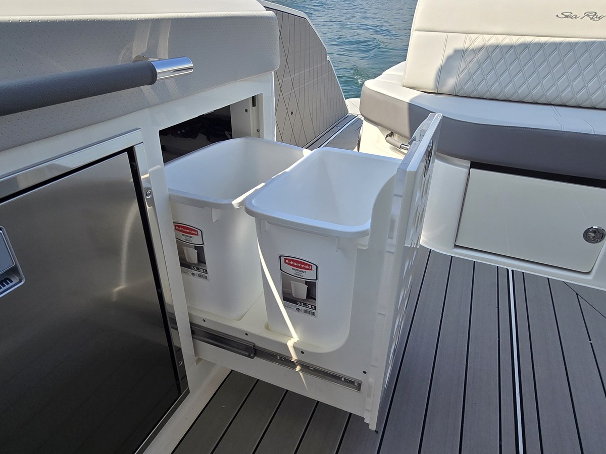 2027 Sea Ray SLX 400 25
