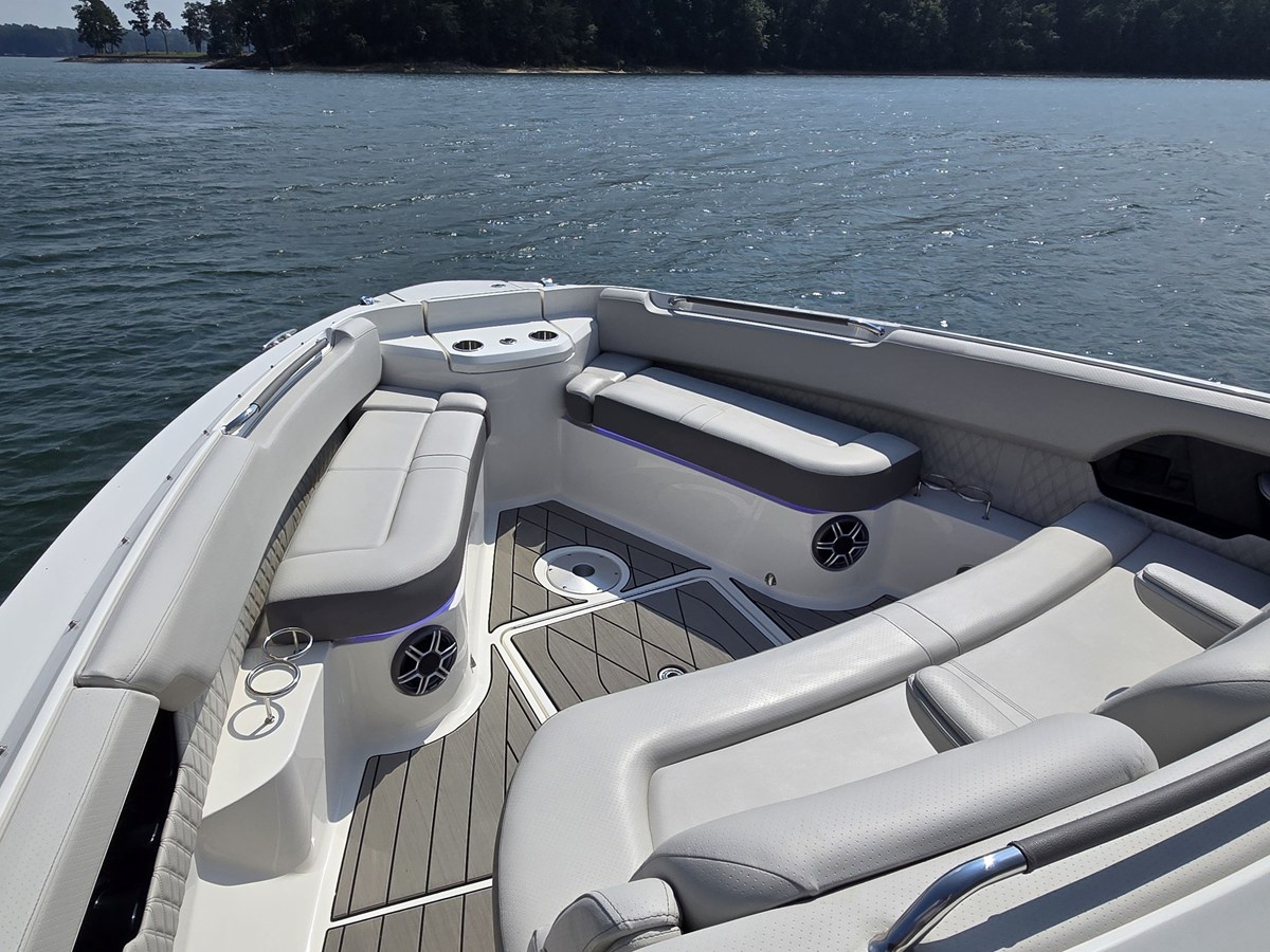 2027 Sea Ray SLX 400 35