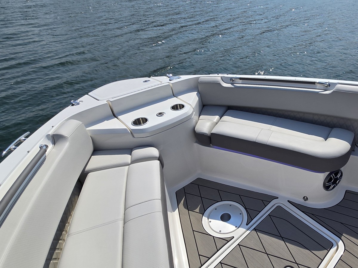 2027 Sea Ray SLX 400 38