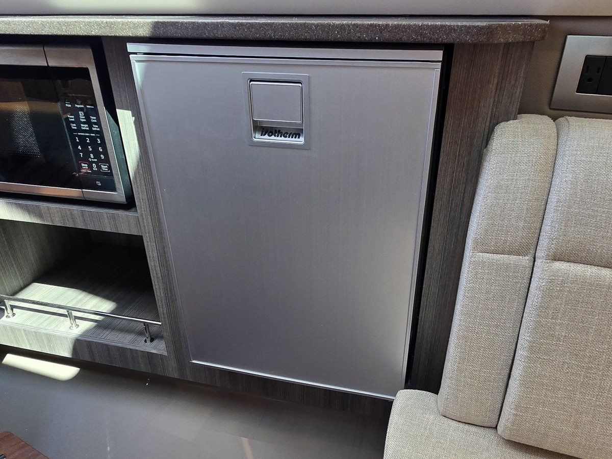 2027 Sea Ray SLX 400 43