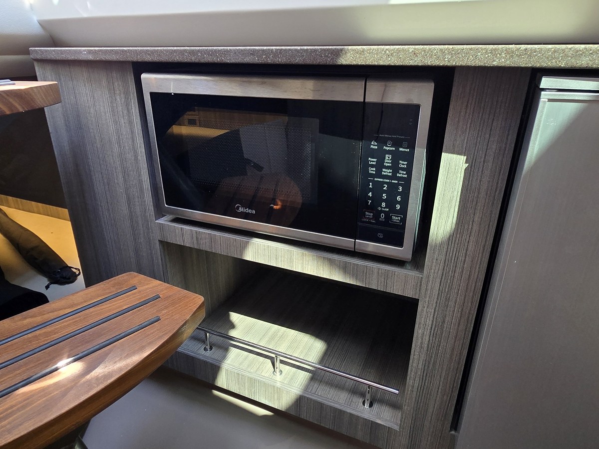 2027 Sea Ray SLX 400 44