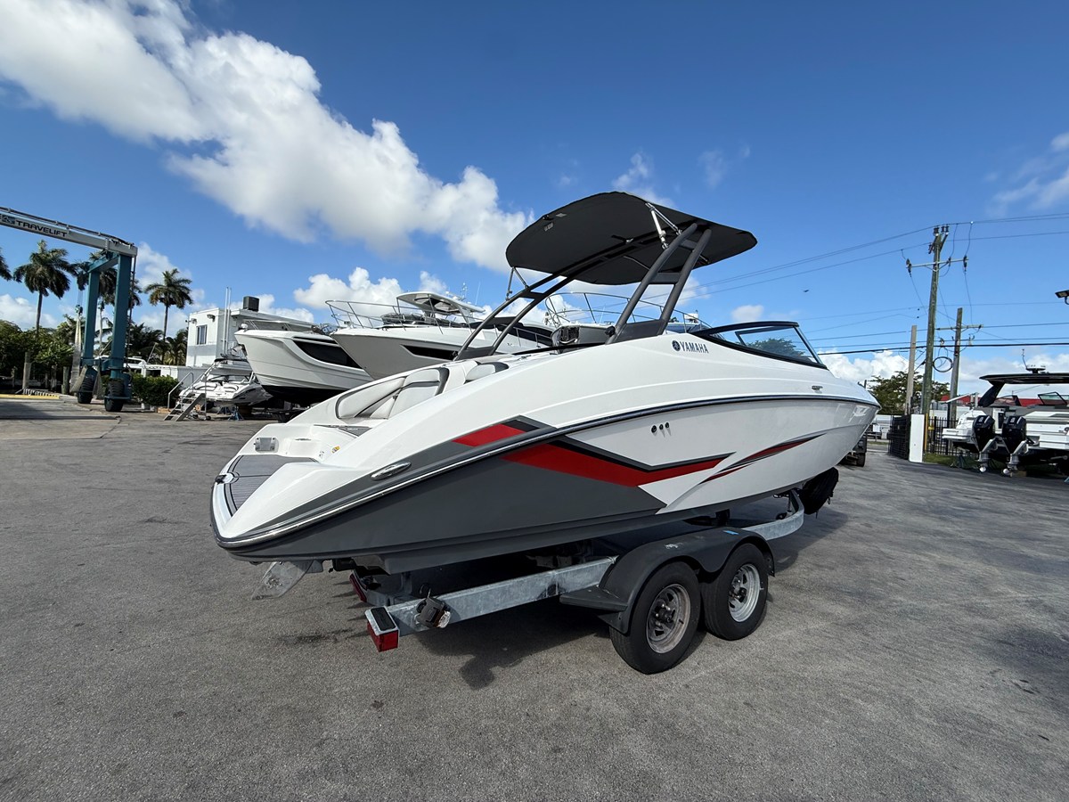 2019 Yamaha AR 240 4