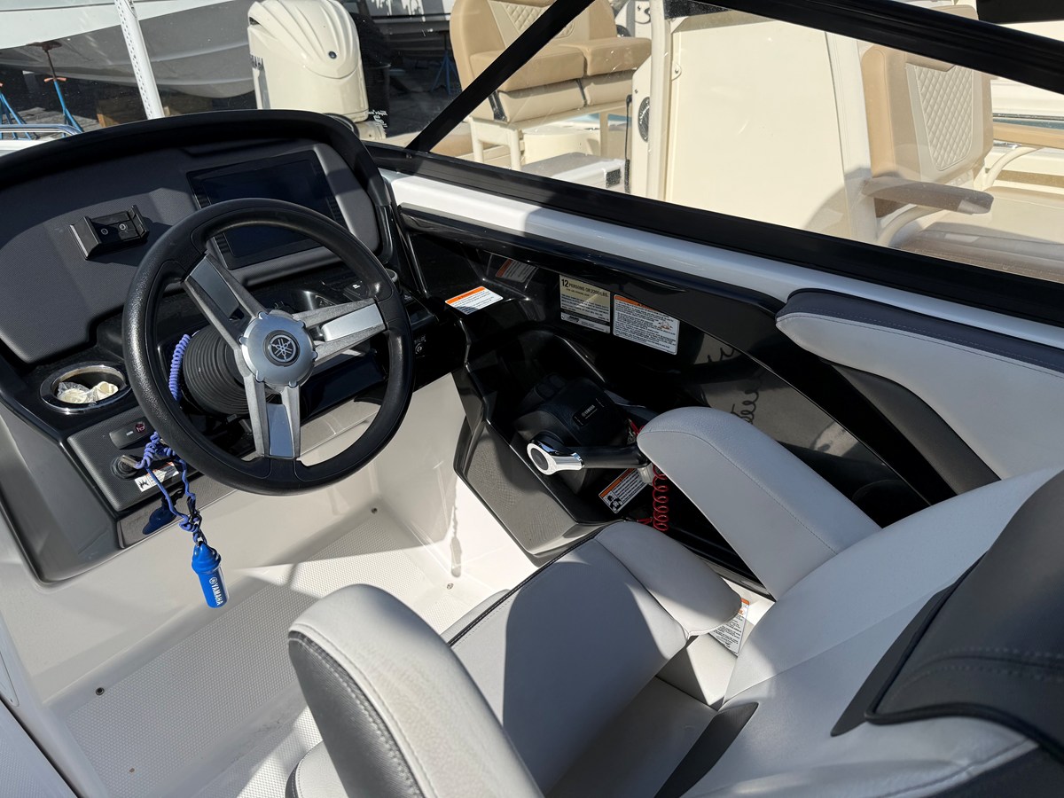 2019 Yamaha AR 240 8