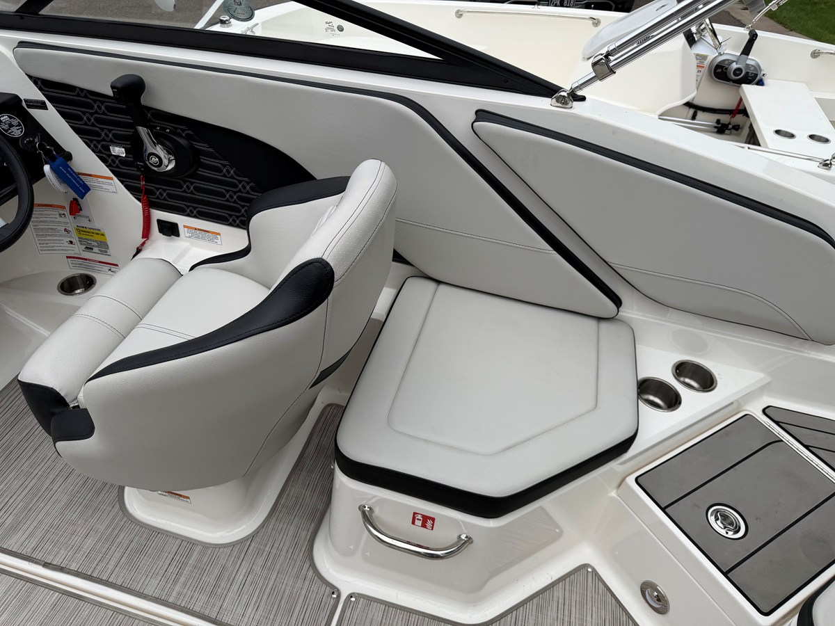 2025 Sea Ray 21 SPX 13