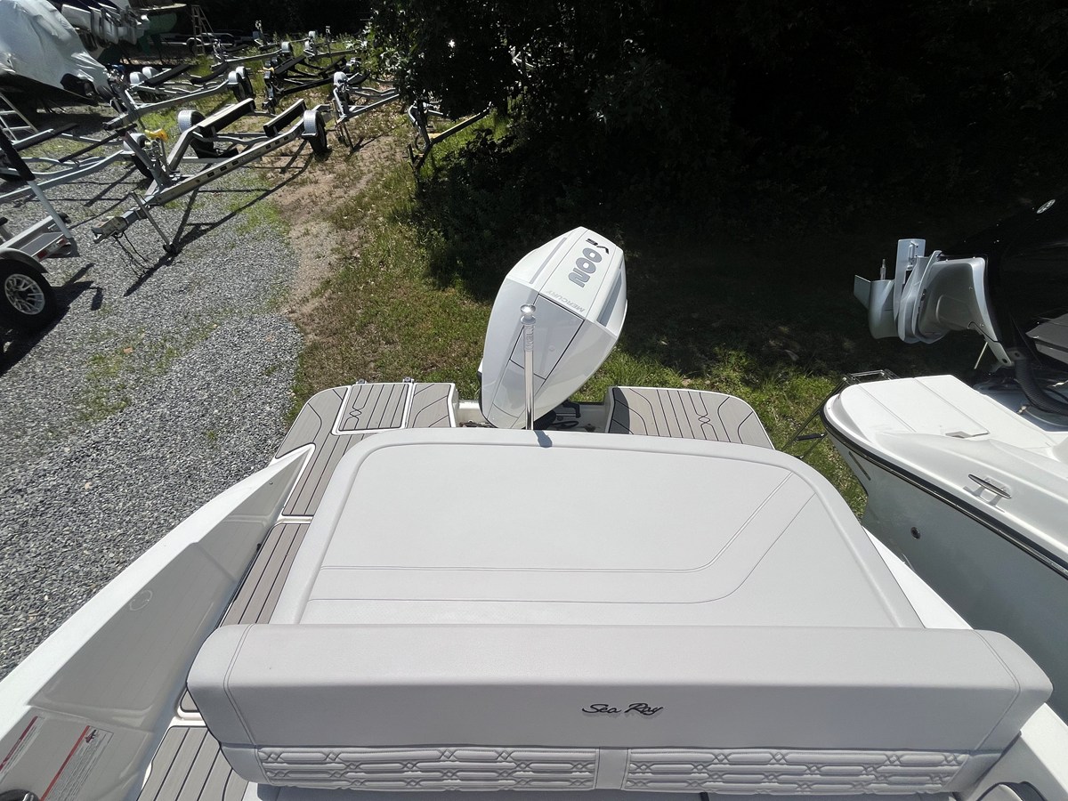 2026 Sea Ray SPX 210 Outboard 3