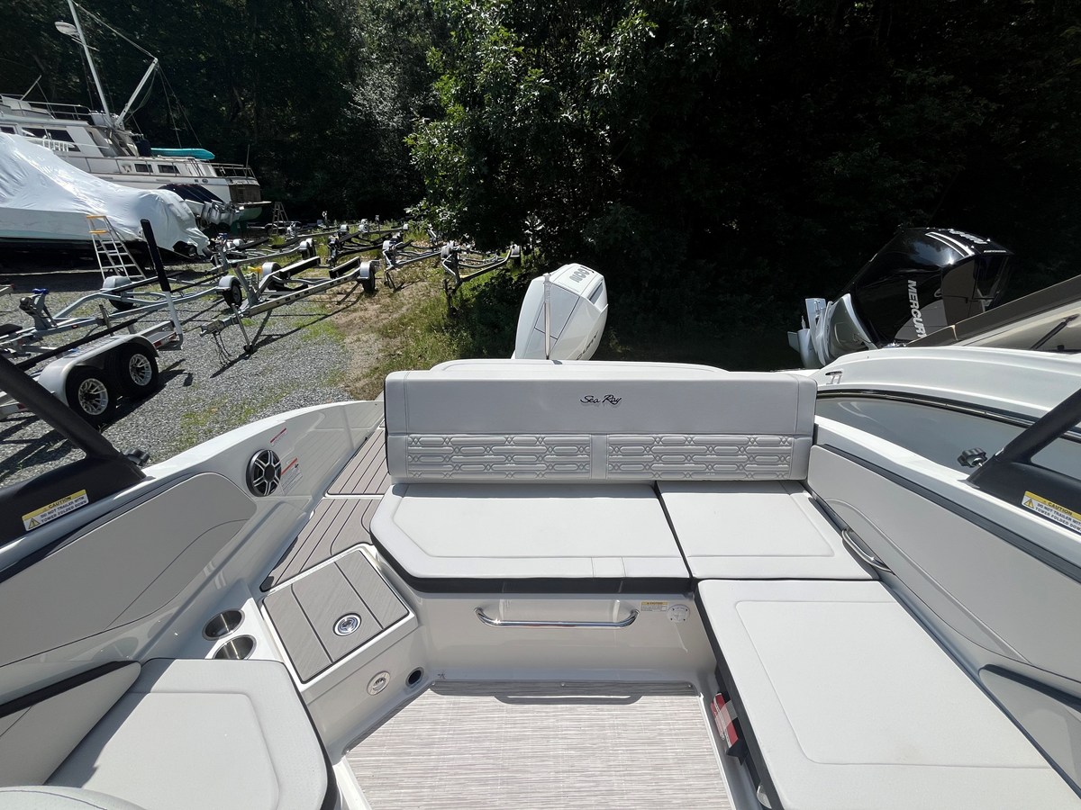 2026 Sea Ray SPX 210 Outboard 4