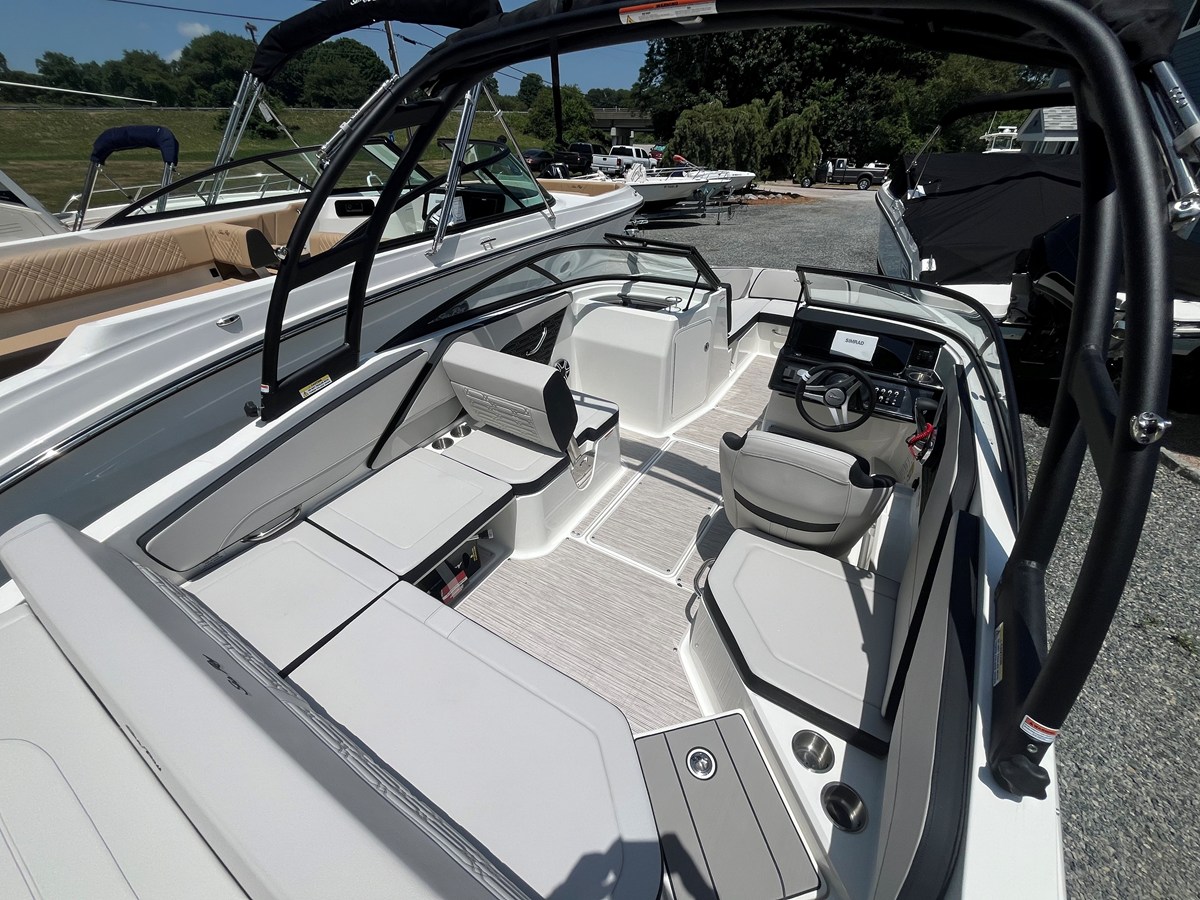 2026 Sea Ray SPX 210 Outboard 5