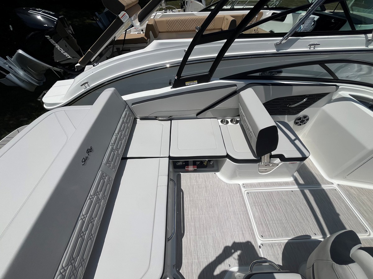 2026 Sea Ray SPX 210 Outboard 6