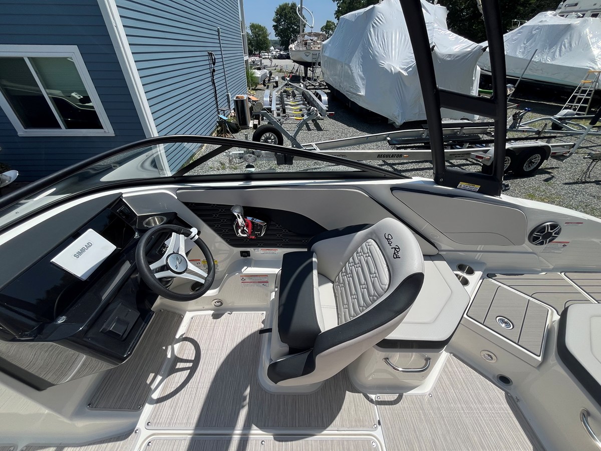 2026 Sea Ray SPX 210 Outboard 8