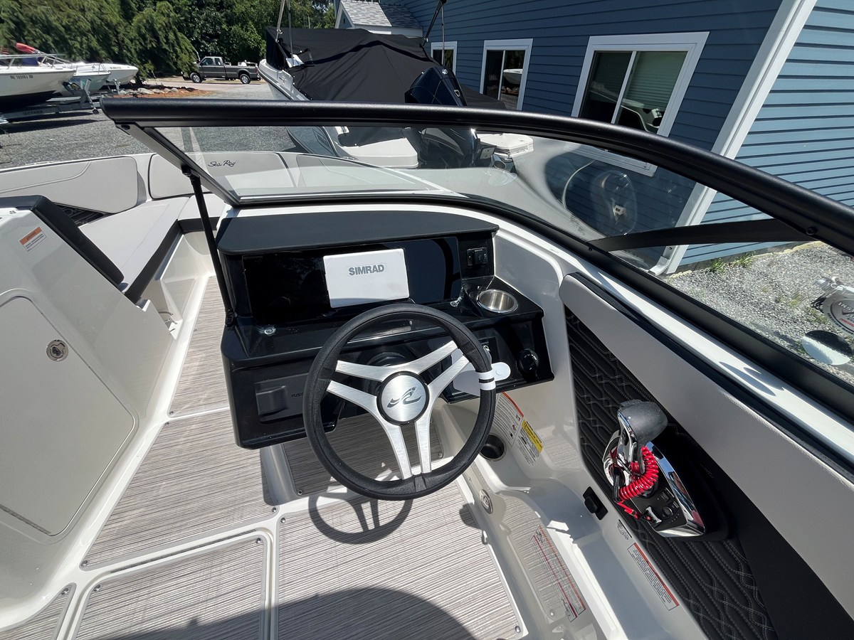 2026 Sea Ray SPX 210 Outboard 9