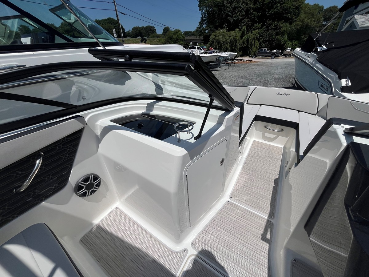 2026 Sea Ray SPX 210 Outboard 11