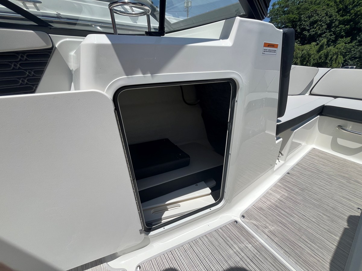 2026 Sea Ray SPX 210 Outboard 12