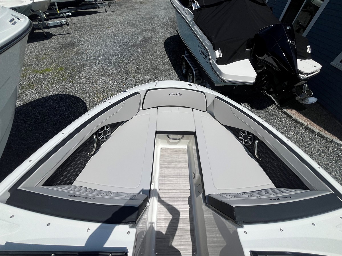 2026 Sea Ray SPX 210 Outboard 13