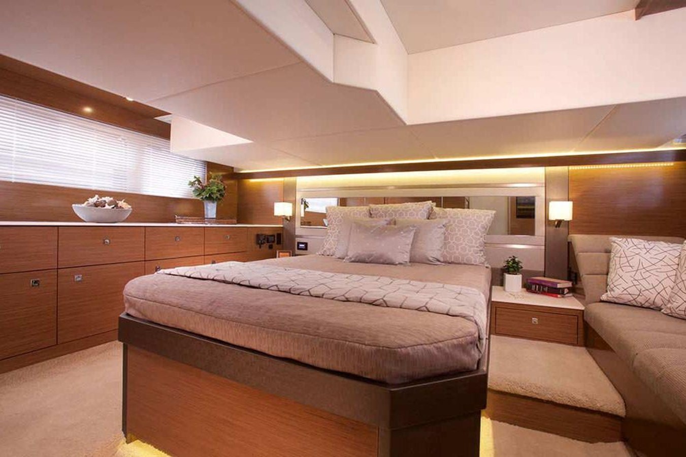 2027 Cruisers Yachts 46 Cantius 12