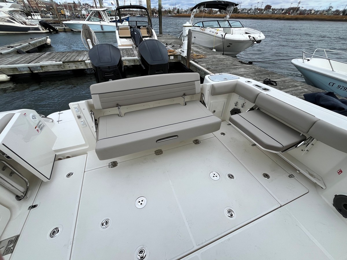 2026 Boston Whaler 365 Conquest 17