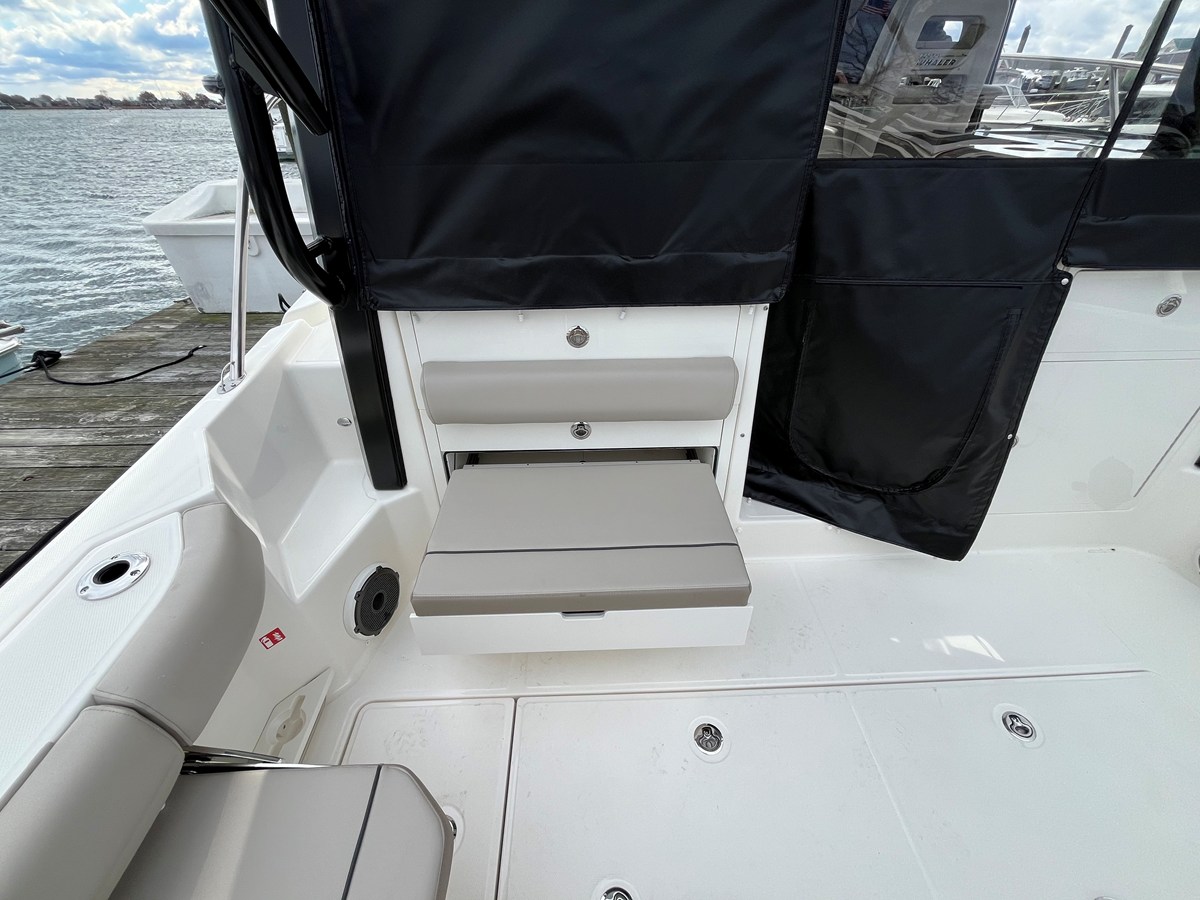 2026 Boston Whaler 365 Conquest 18