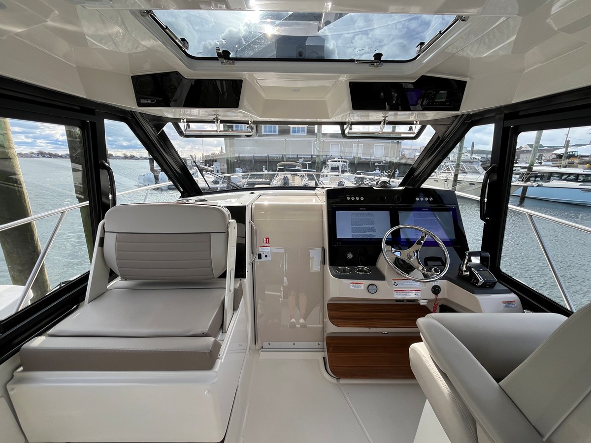 2026 Boston Whaler 365 Conquest 23