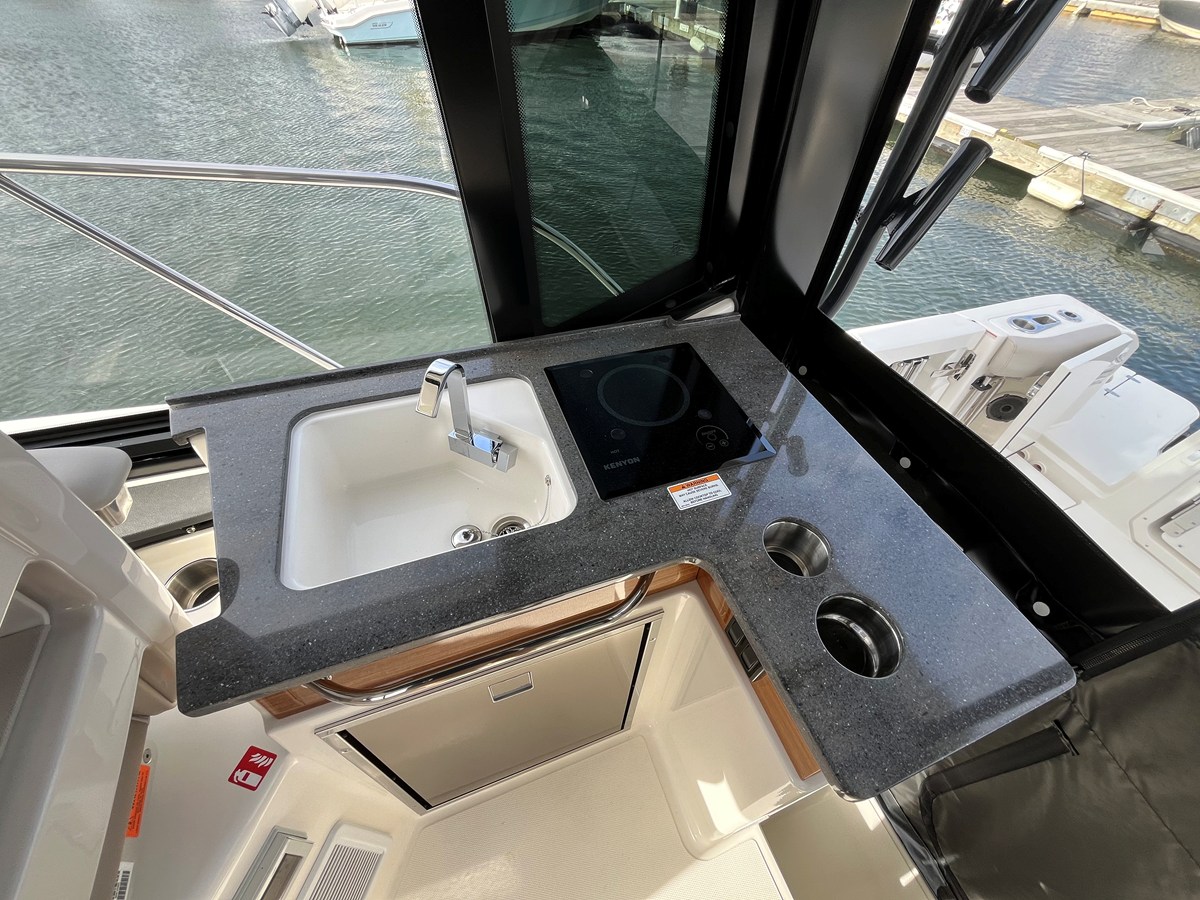 2026 Boston Whaler 365 Conquest 27