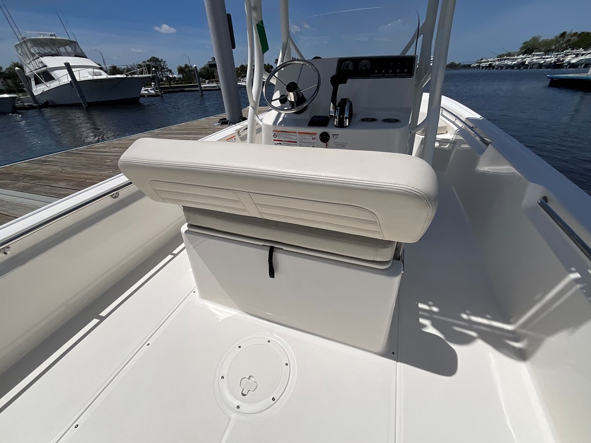 2026 Boston Whaler 190 Montauk 8
