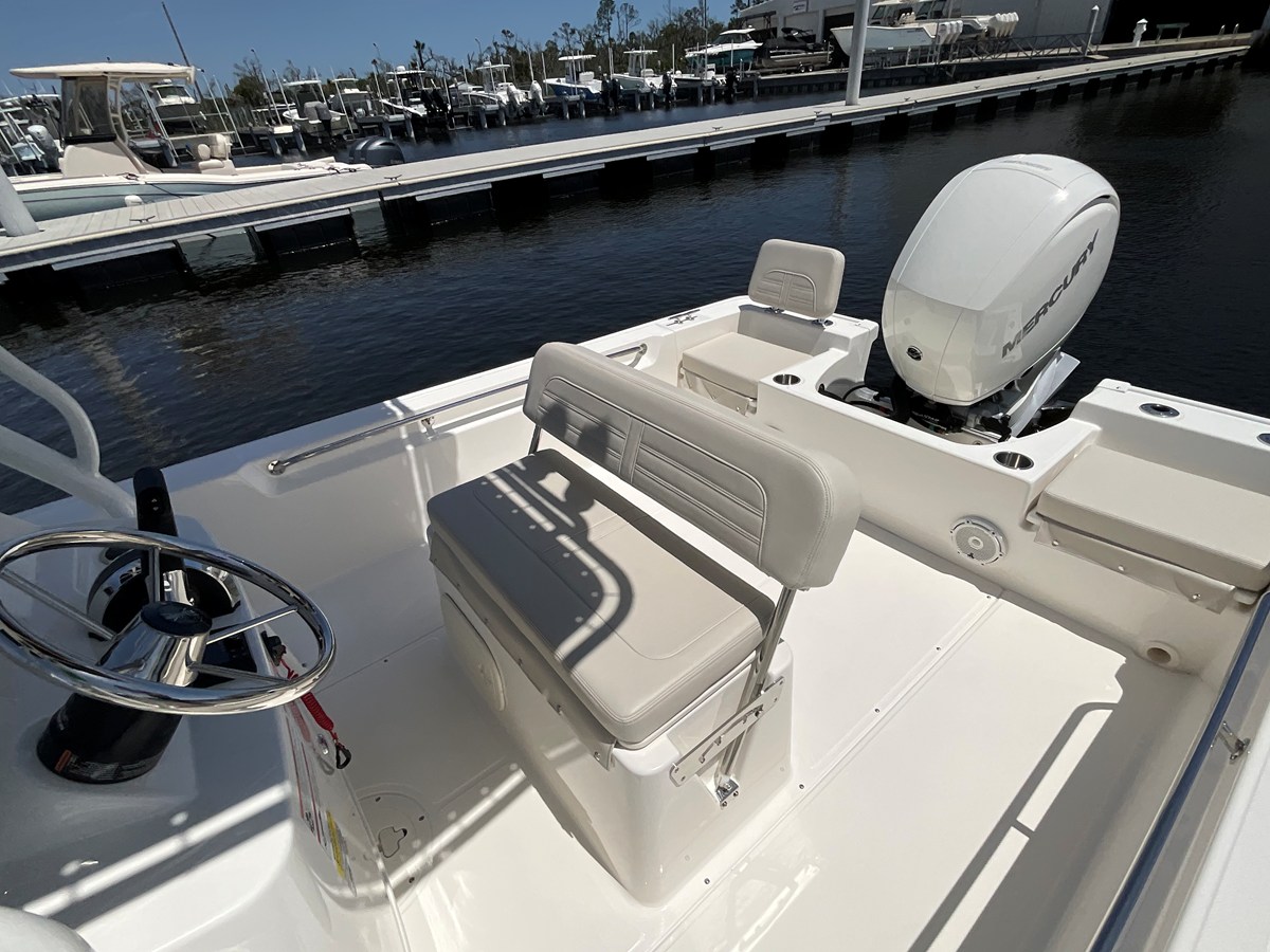 2026 Boston Whaler 190 Montauk 14