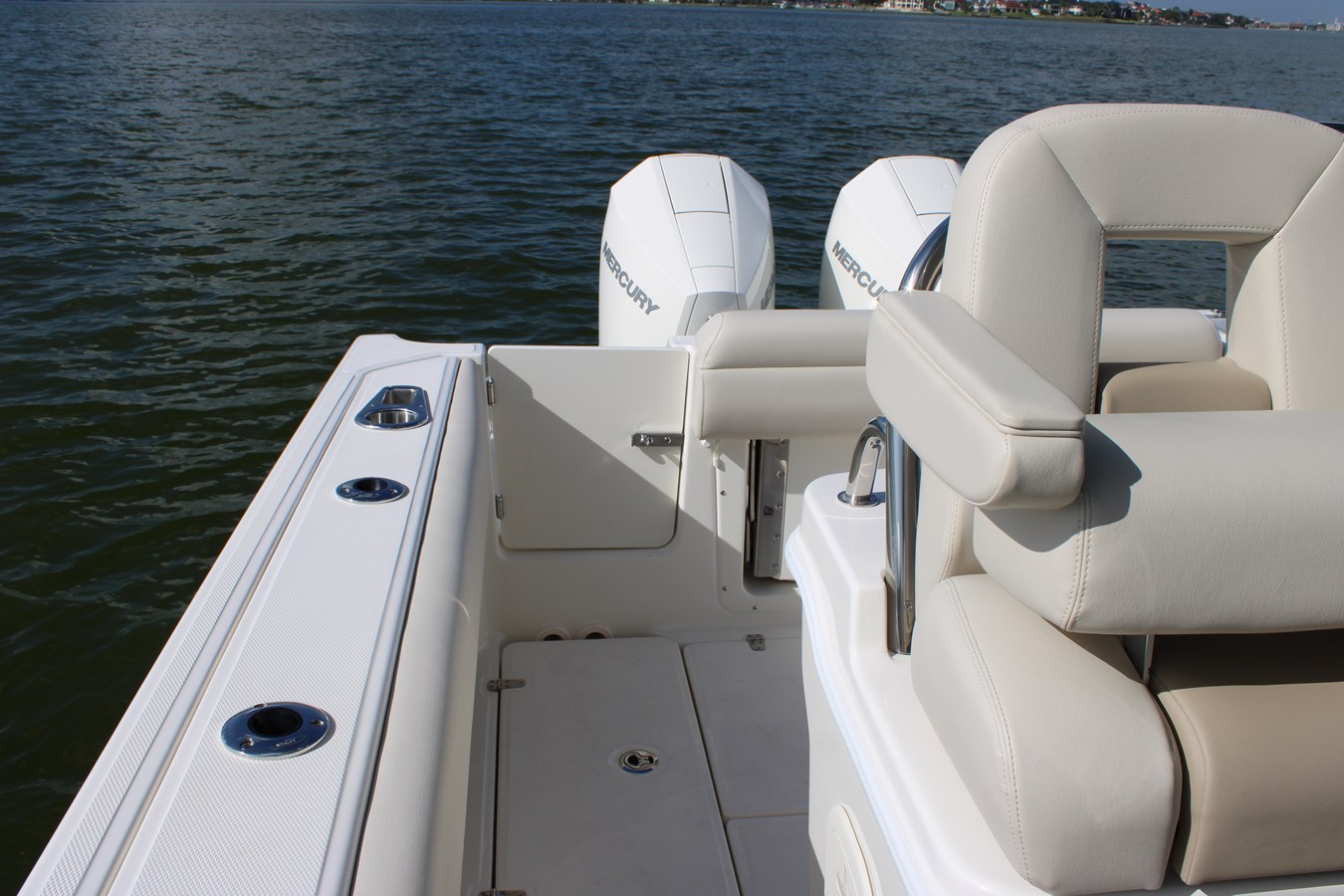 2027 Boston Whaler 250 Outrage 11