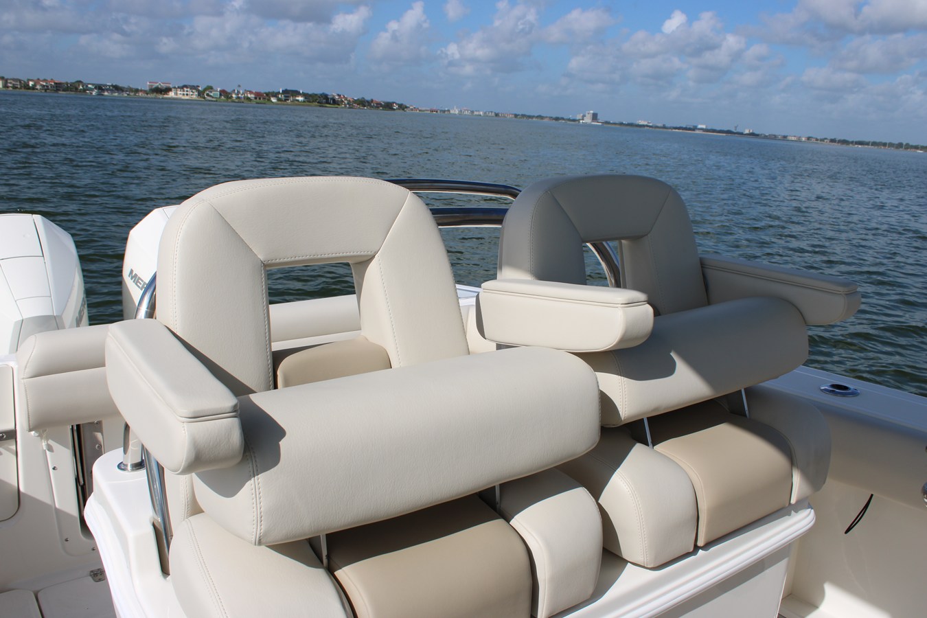 2027 Boston Whaler 250 Outrage 12