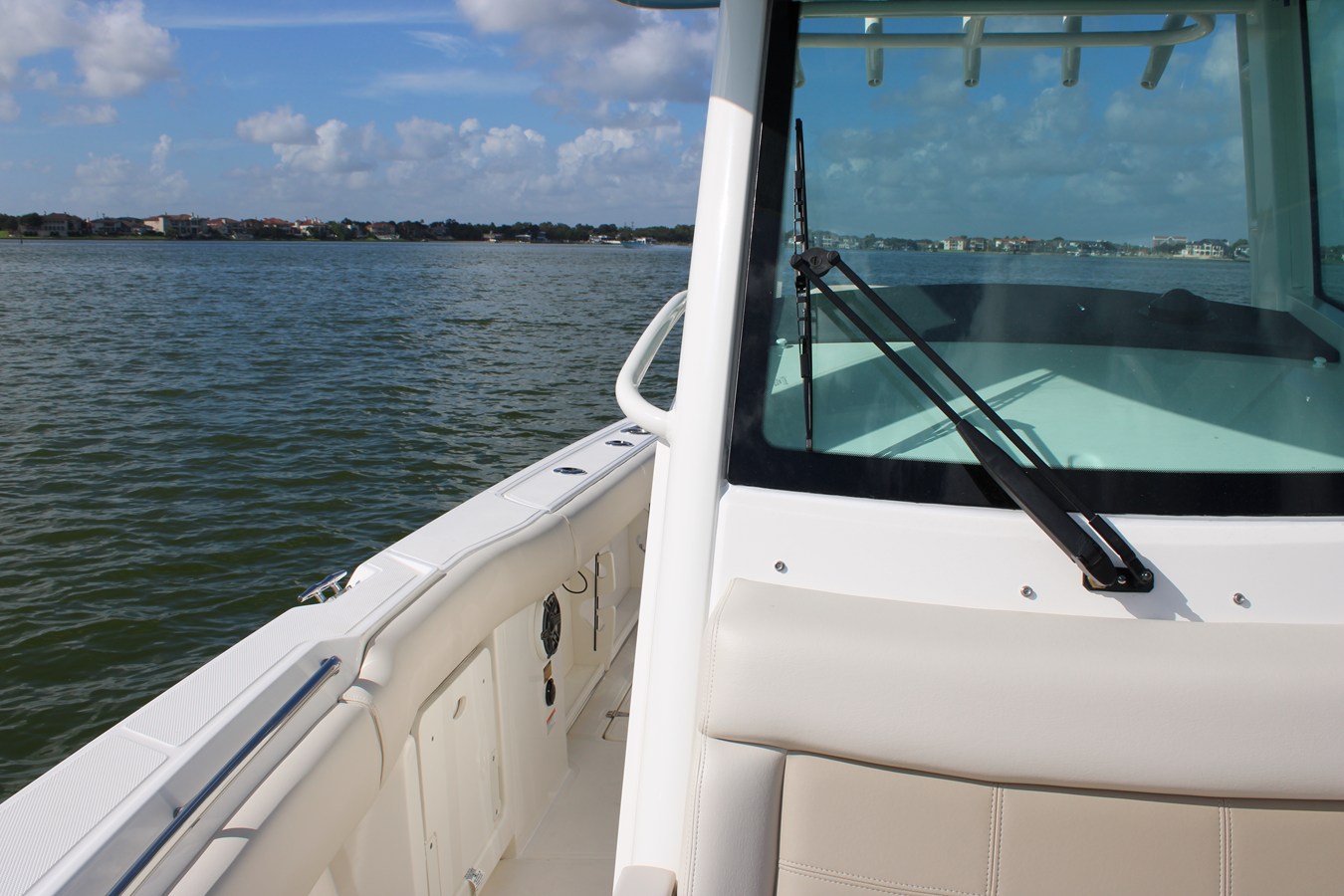 2027 Boston Whaler 250 Outrage 14