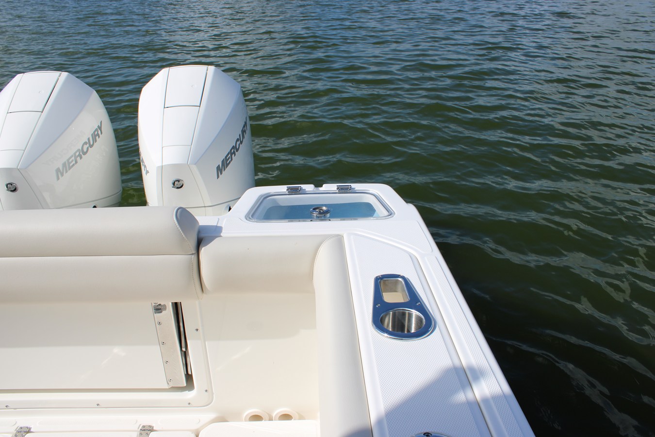 2027 Boston Whaler 250 Outrage 33