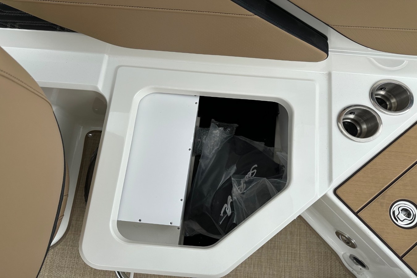 2027 Sea Ray SPX 210 Outboard 23