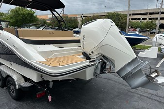 Sea Ray SPX 210 Outboard 6 2027 Sea Ray SPX 210 Outboard 7