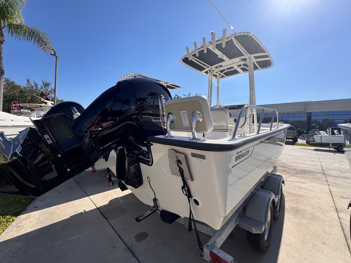 2026 Boston Whaler 190 Montauk 4