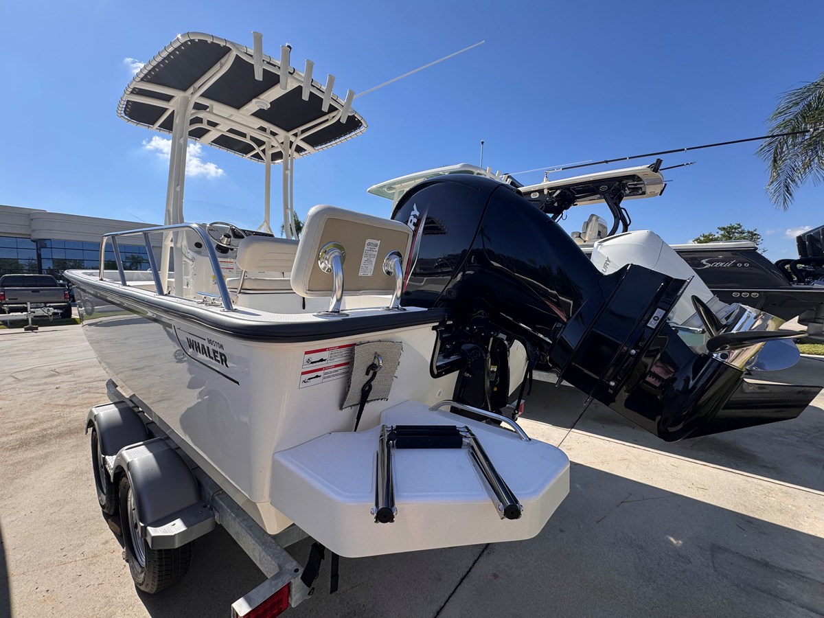 2026 Boston Whaler 190 Montauk 5