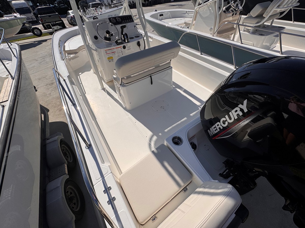 2026 Boston Whaler 190 Montauk 6