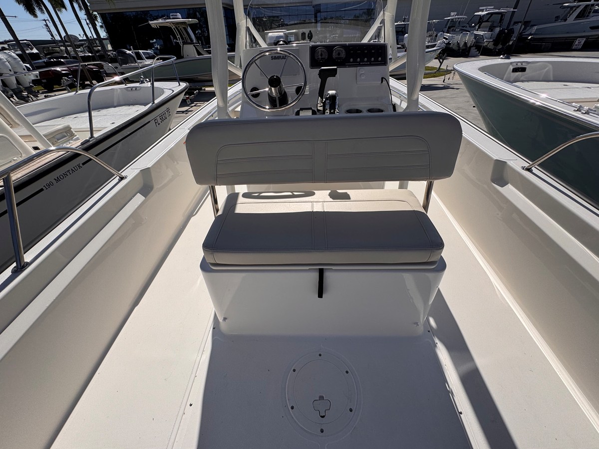 2026 Boston Whaler 190 Montauk 9