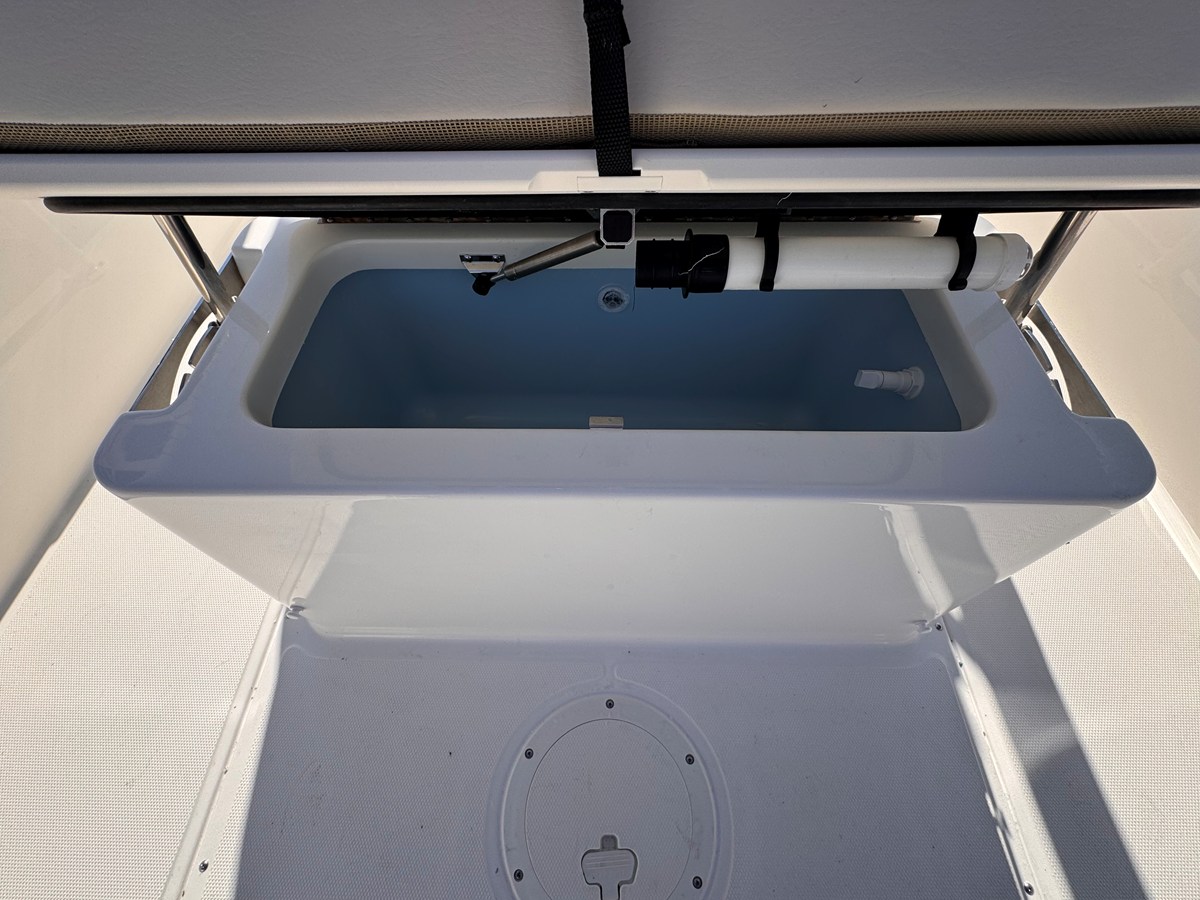 2026 Boston Whaler 190 Montauk 10