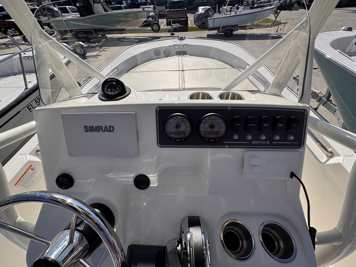 2026 Boston Whaler 190 Montauk 13
