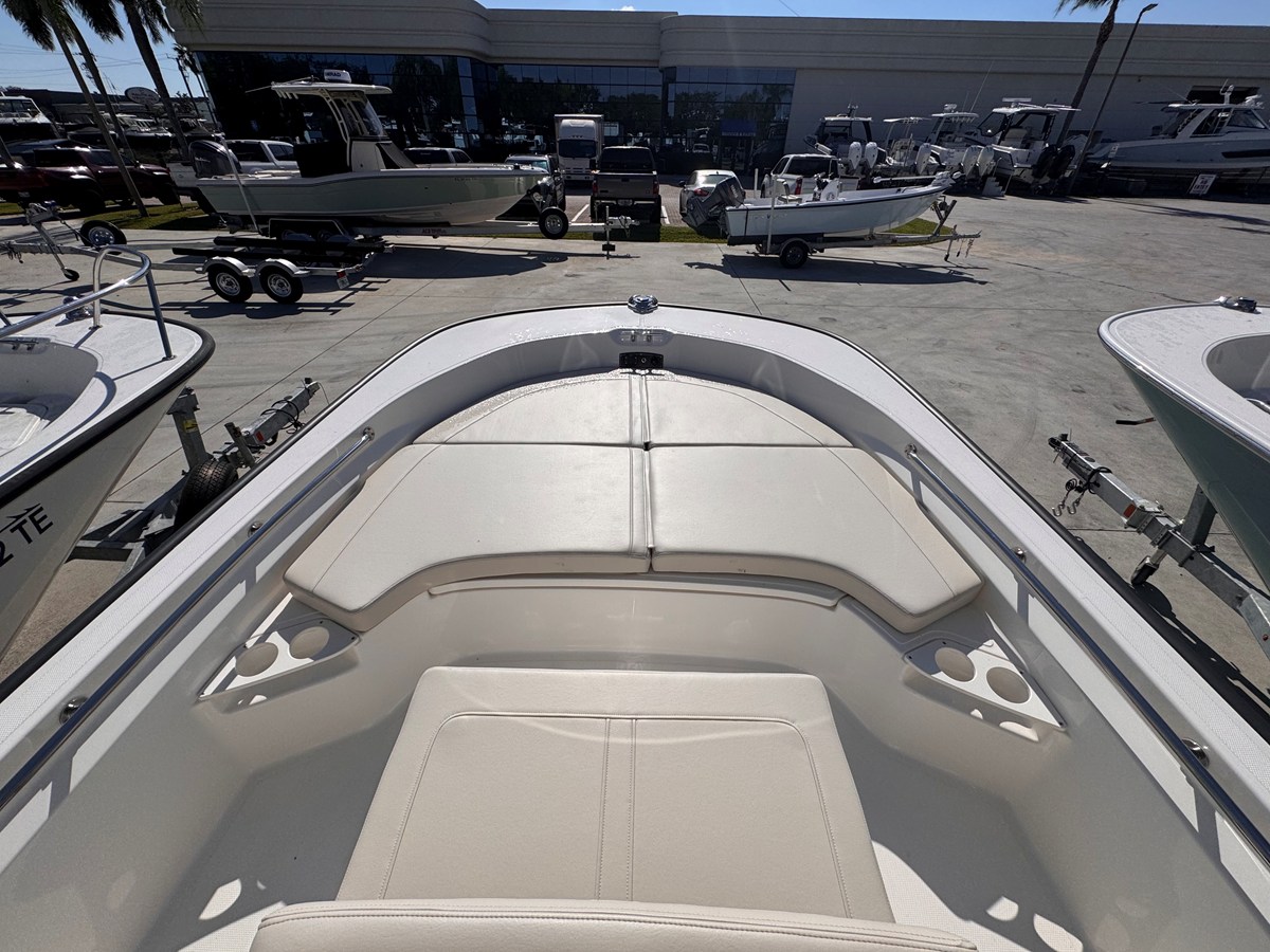 2026 Boston Whaler 190 Montauk 14
