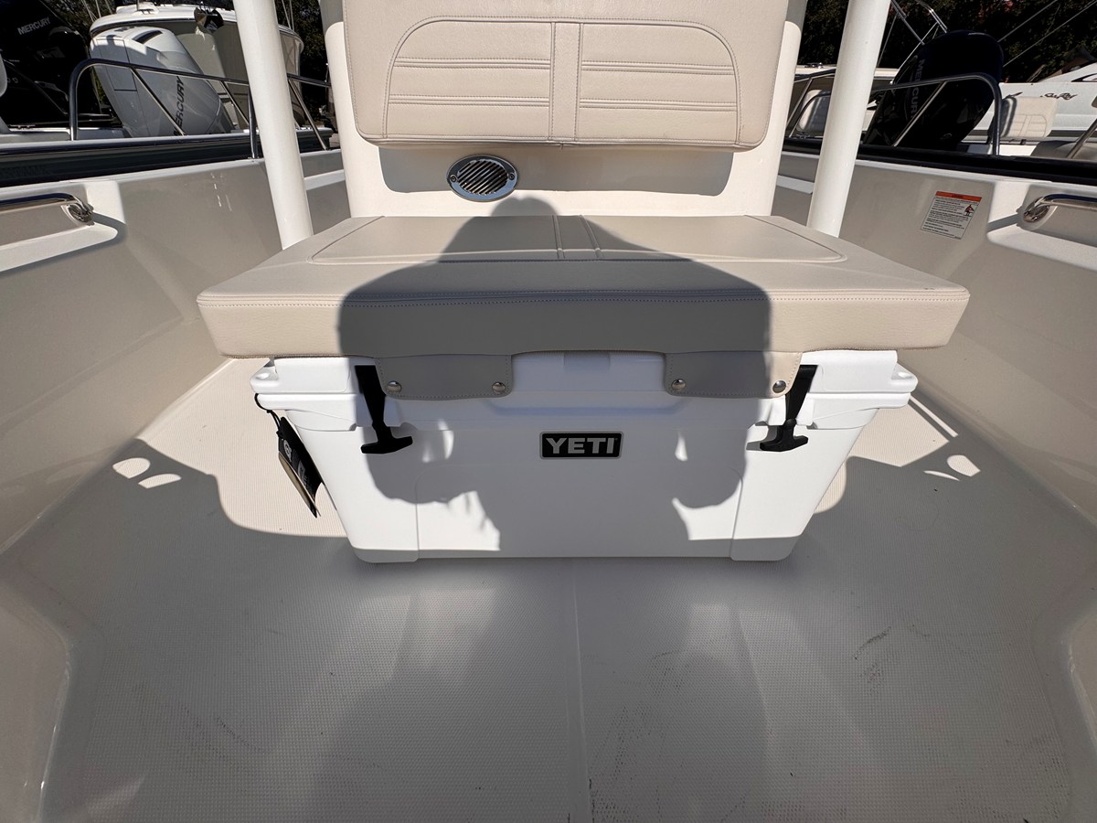 2026 Boston Whaler 190 Montauk 16