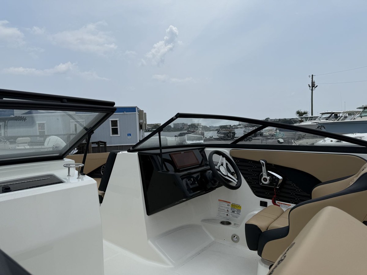 2026 Sea Ray SPX 210 Outboard 17