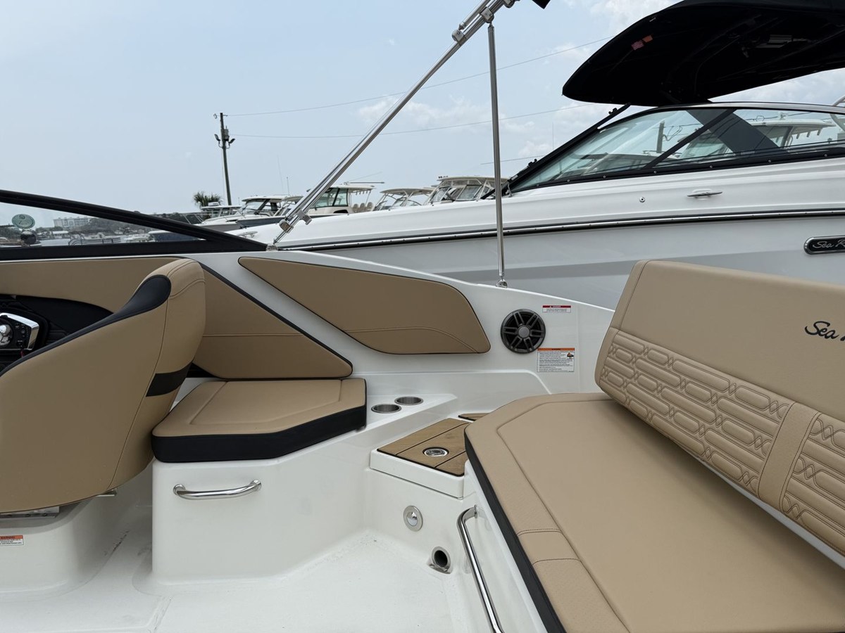 2026 Sea Ray SPX 210 Outboard 18