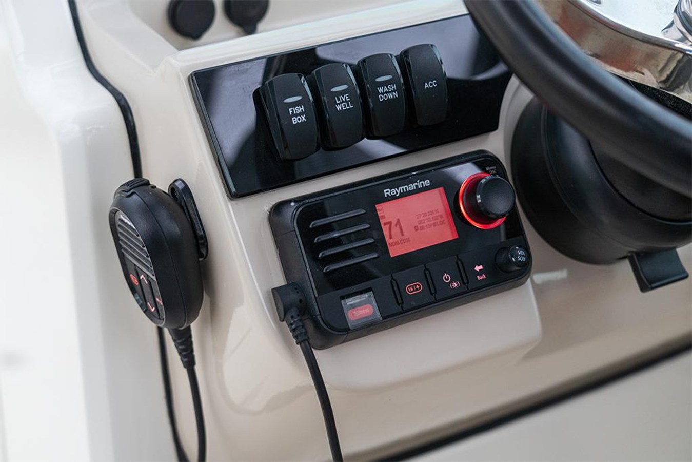 2027 Boston Whaler 240 Vantage 74