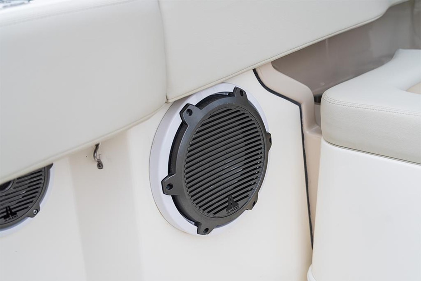 2027 Boston Whaler 240 Vantage 76
