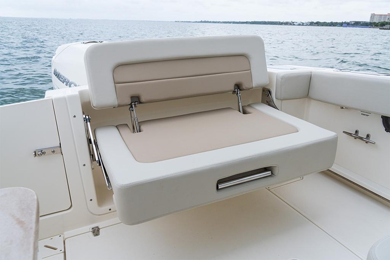 2027 Boston Whaler 240 Vantage 82
