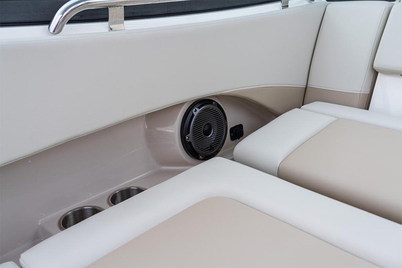 2027 Boston Whaler 240 Vantage 86
