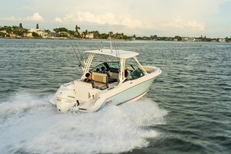 Boston Whaler 240 Vantage 40 2027 Boston Whaler 240 Vantage 41