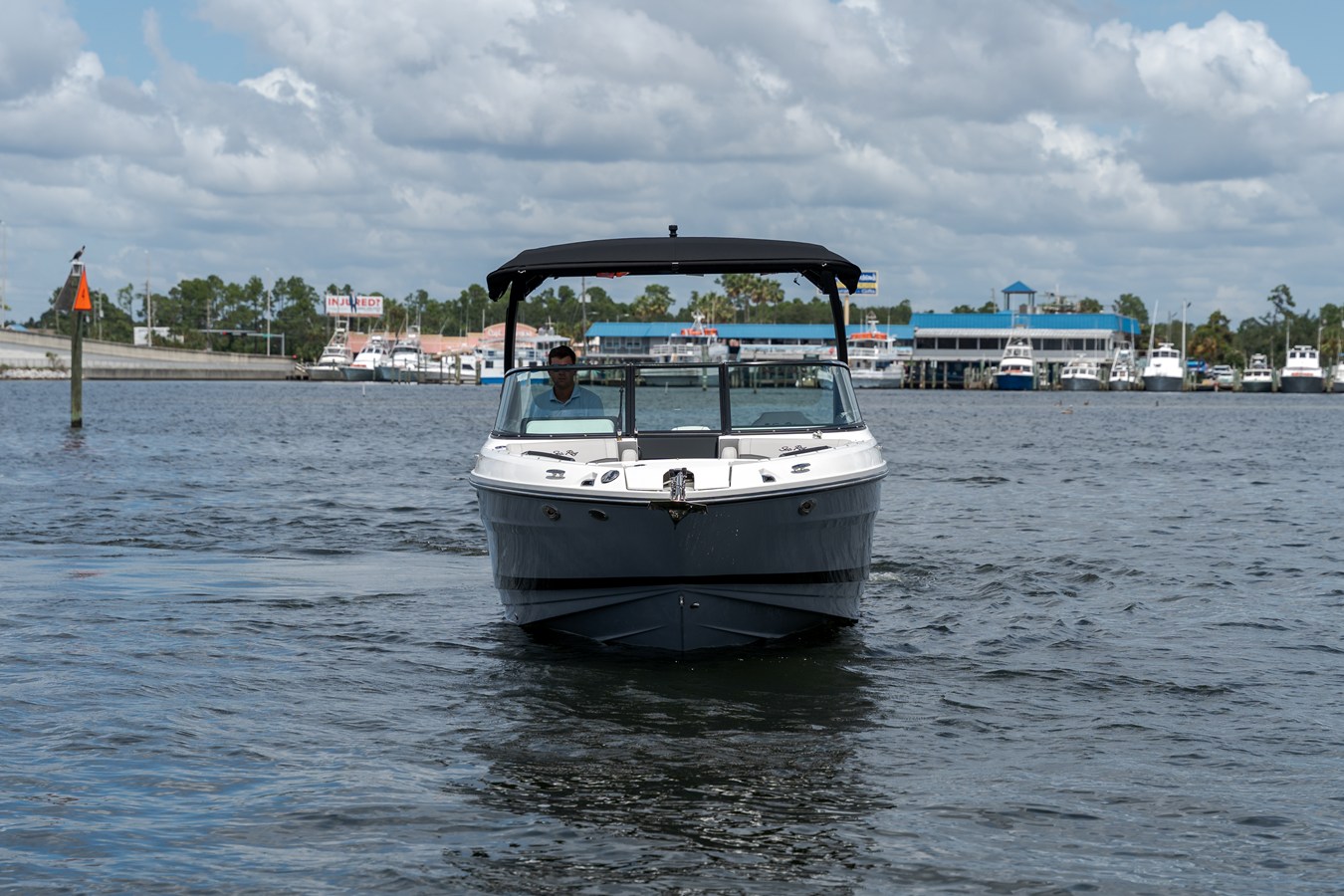 2027 Sea Ray SLX 260 Outboard 7